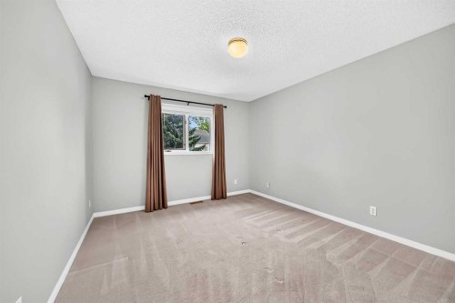 23 Sunlake Gardens Se, Calgary, AB - Indoor Photo Showing Other Room