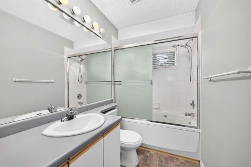 23 Sunlake Gardens Se, Calgary, AB - Indoor Photo Showing Bathroom