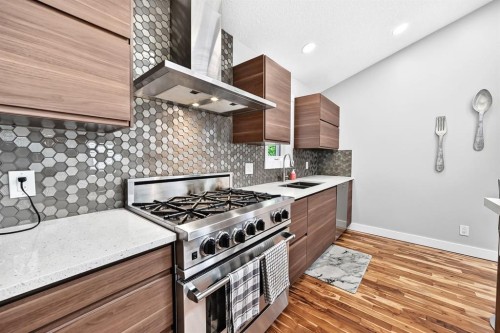 13 Cresthaven Way Sw, Calgary, AB - Indoor Photo Showing Kitchen With Upgraded Kitchen