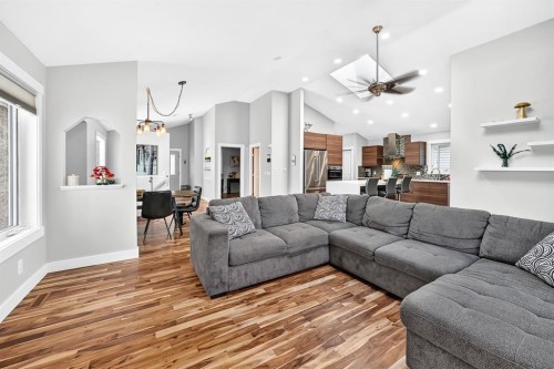 13 Cresthaven Way Sw, Calgary, AB - Indoor Photo Showing Living Room