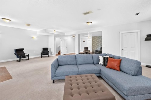 13 Cresthaven Way Sw, Calgary, AB - Indoor Photo Showing Living Room
