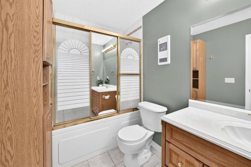 13 Cresthaven Way Sw, Calgary, AB - Indoor Photo Showing Bathroom