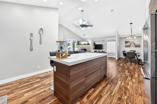13 Cresthaven Way Sw, Calgary, AB - Indoor Photo Showing Kitchen