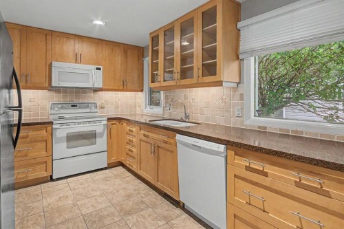 2214 24A Street Sw, Calgary, AB - Indoor Photo Showing Kitchen