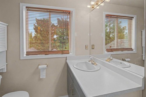 2214 24A Street Sw, Calgary, AB - Indoor Photo Showing Bathroom