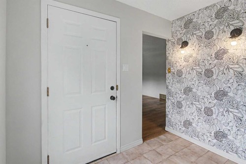 2214 24A Street Sw, Calgary, AB - Indoor Photo Showing Other Room
