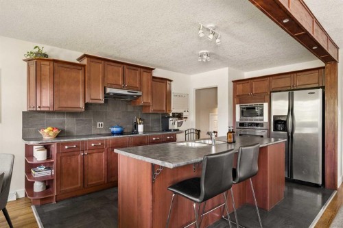 129 Springwood Drive Sw, Calgary, AB 