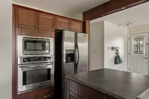 129 Springwood Drive Sw, Calgary, AB 