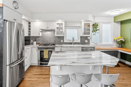 2819 28 Street Sw, Calgary, AB - Indoor Photo Showing Kitchen With Upgraded Kitchen