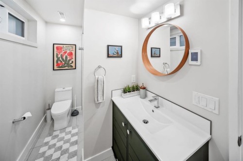 2819 28 Street Sw, Calgary, AB - Indoor Photo Showing Bathroom