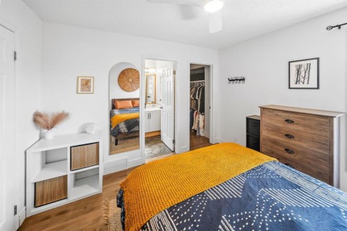 2819 28 Street Sw, Calgary, AB - Indoor Photo Showing Bedroom