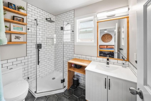 2819 28 Street Sw, Calgary, AB - Indoor Photo Showing Bathroom