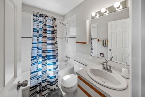 2819 28 Street Sw, Calgary, AB - Indoor Photo Showing Bathroom