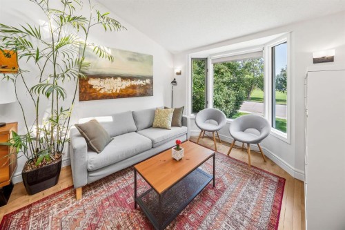2819 28 Street Sw, Calgary, AB - Indoor Photo Showing Living Room