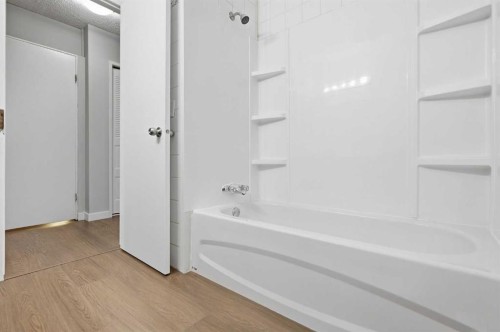15 Doverville Way Se, Calgary, AB - Indoor Photo Showing Bathroom