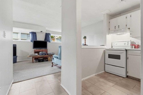 15 Doverville Way Se, Calgary, AB - Indoor Photo Showing Kitchen