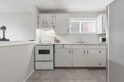15 Doverville Way Se, Calgary, AB - Indoor Photo Showing Kitchen