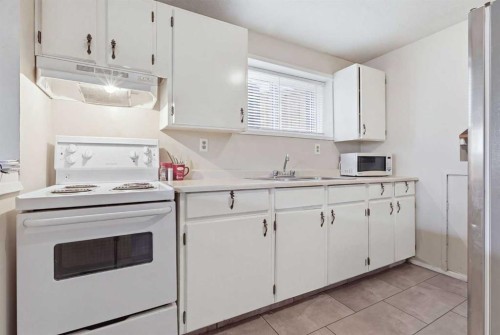 15 Doverville Way Se, Calgary, AB - Indoor Photo Showing Kitchen
