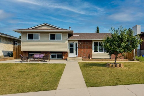 212 Pinetree Place Ne, Calgary, AB - Outdoor