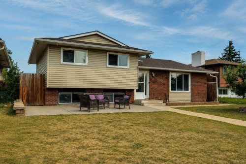 212 Pinetree Place Ne, Calgary, AB - Outdoor