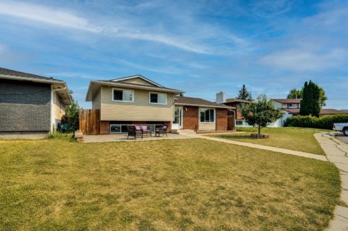 212 Pinetree Place Ne, Calgary, AB - Outdoor