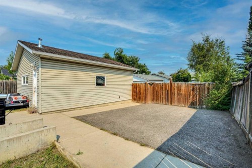 212 Pinetree Place Ne, Calgary, AB - Outdoor
