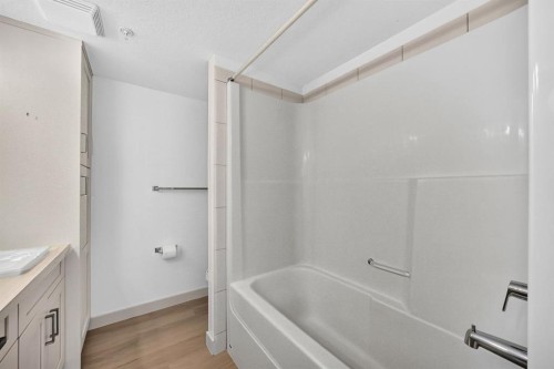 2105-450 Sage Valley Drive Nw, Calgary, AB - Indoor Photo Showing Bathroom