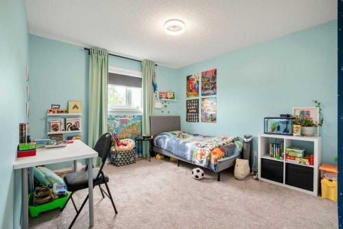 141 Somerset Circle Sw, Calgary, AB - Indoor Photo Showing Bedroom