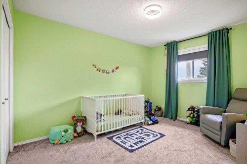 141 Somerset Circle Sw, Calgary, AB - Indoor Photo Showing Bedroom