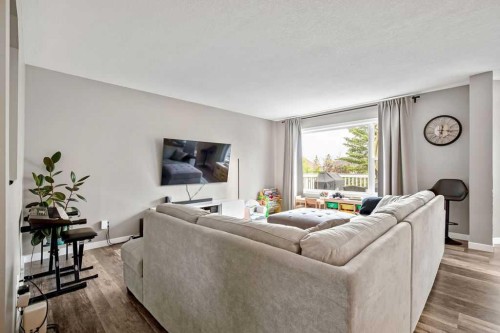 141 Somerset Circle Sw, Calgary, AB - Indoor Photo Showing Living Room