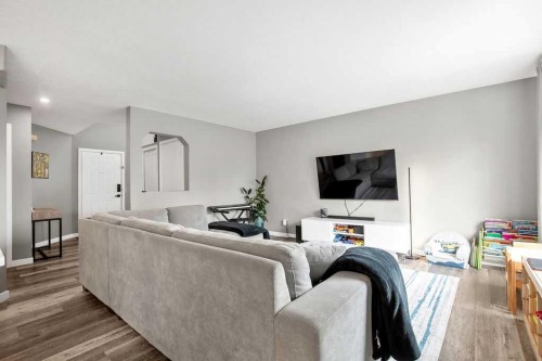 141 Somerset Circle Sw, Calgary, AB - Indoor Photo Showing Living Room