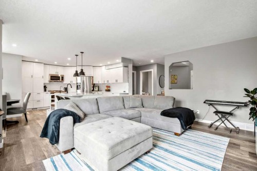141 Somerset Circle Sw, Calgary, AB - Indoor Photo Showing Living Room