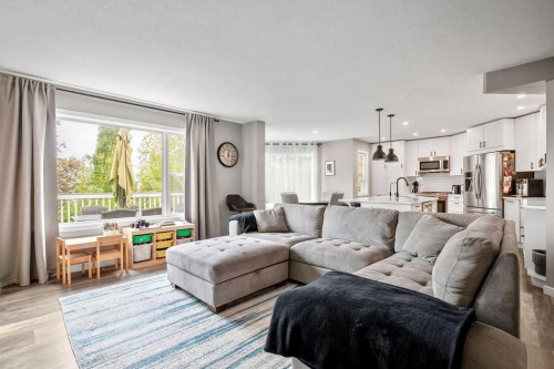 141 Somerset Circle Sw, Calgary, AB - Indoor Photo Showing Living Room
