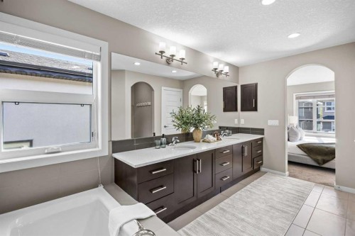 29 Aspen Summit Point Sw, Calgary, AB - Indoor Photo Showing Bathroom