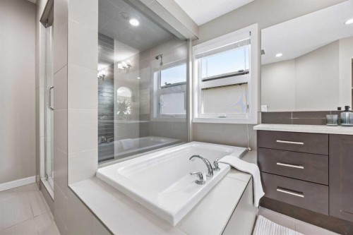 29 Aspen Summit Point Sw, Calgary, AB - Indoor Photo Showing Bathroom