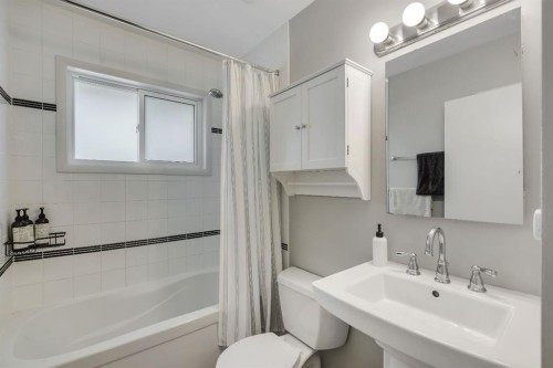 254 Hendon Drive Nw, Calgary, AB - Indoor Photo Showing Bathroom
