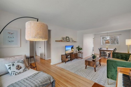 254 Hendon Drive Nw, Calgary, AB - Indoor Photo Showing Other Room