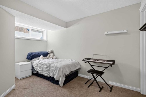 79 Autumn Green Se, Calgary, AB - Indoor Photo Showing Bedroom
