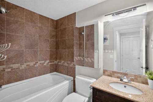 79 Autumn Green Se, Calgary, AB - Indoor Photo Showing Bathroom