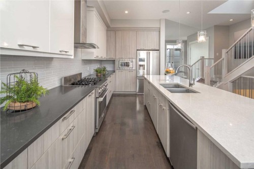 464 29 Avenue Nw, Calgary, AB - Indoor Photo Showing Kitchen With Double Sink With Upgraded Kitchen