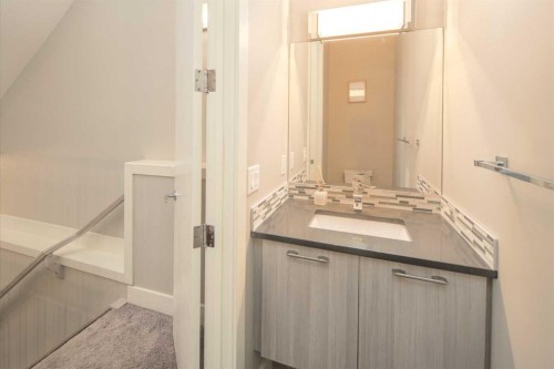 464 29 Avenue Nw, Calgary, AB - Indoor Photo Showing Bathroom