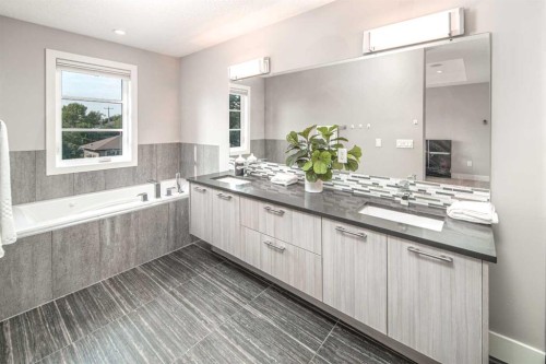 464 29 Avenue Nw, Calgary, AB - Indoor Photo Showing Bathroom
