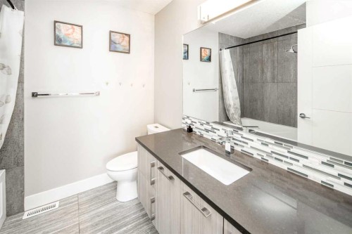 464 29 Avenue Nw, Calgary, AB - Indoor Photo Showing Bathroom