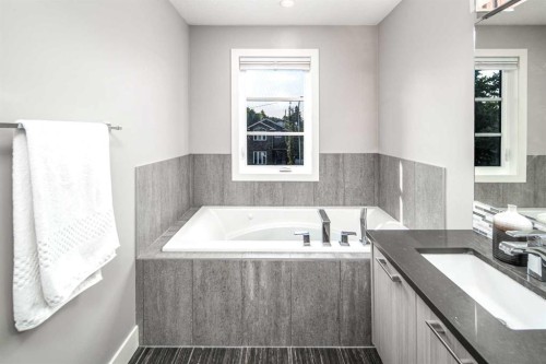 464 29 Avenue Nw, Calgary, AB - Indoor Photo Showing Bathroom