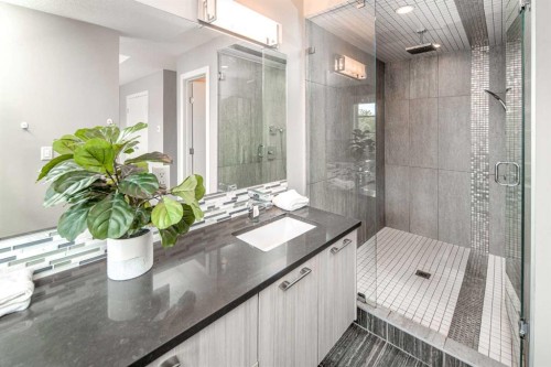 464 29 Avenue Nw, Calgary, AB - Indoor Photo Showing Bathroom