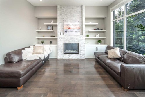 464 29 Avenue Nw, Calgary, AB - Indoor Photo Showing Living Room With Fireplace