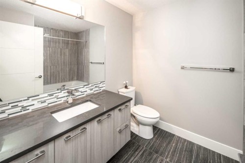 464 29 Avenue Nw, Calgary, AB - Indoor Photo Showing Bathroom