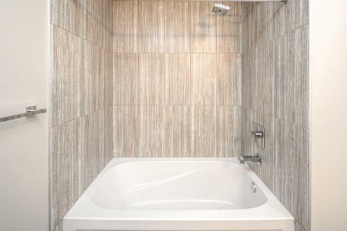 464 29 Avenue Nw, Calgary, AB - Indoor Photo Showing Bathroom