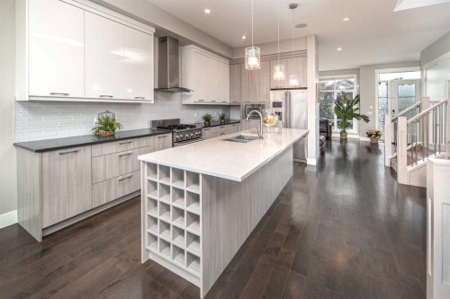 464 29 Avenue Nw, Calgary, AB - Indoor Photo Showing Kitchen With Double Sink With Upgraded Kitchen