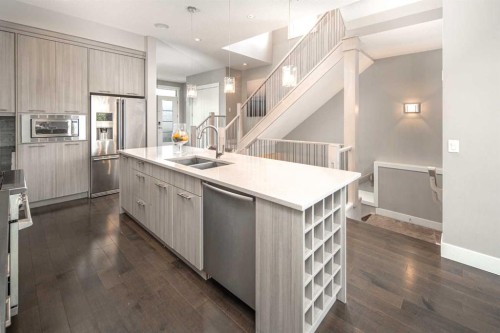 464 29 Avenue Nw, Calgary, AB - Indoor Photo Showing Kitchen With Double Sink With Upgraded Kitchen